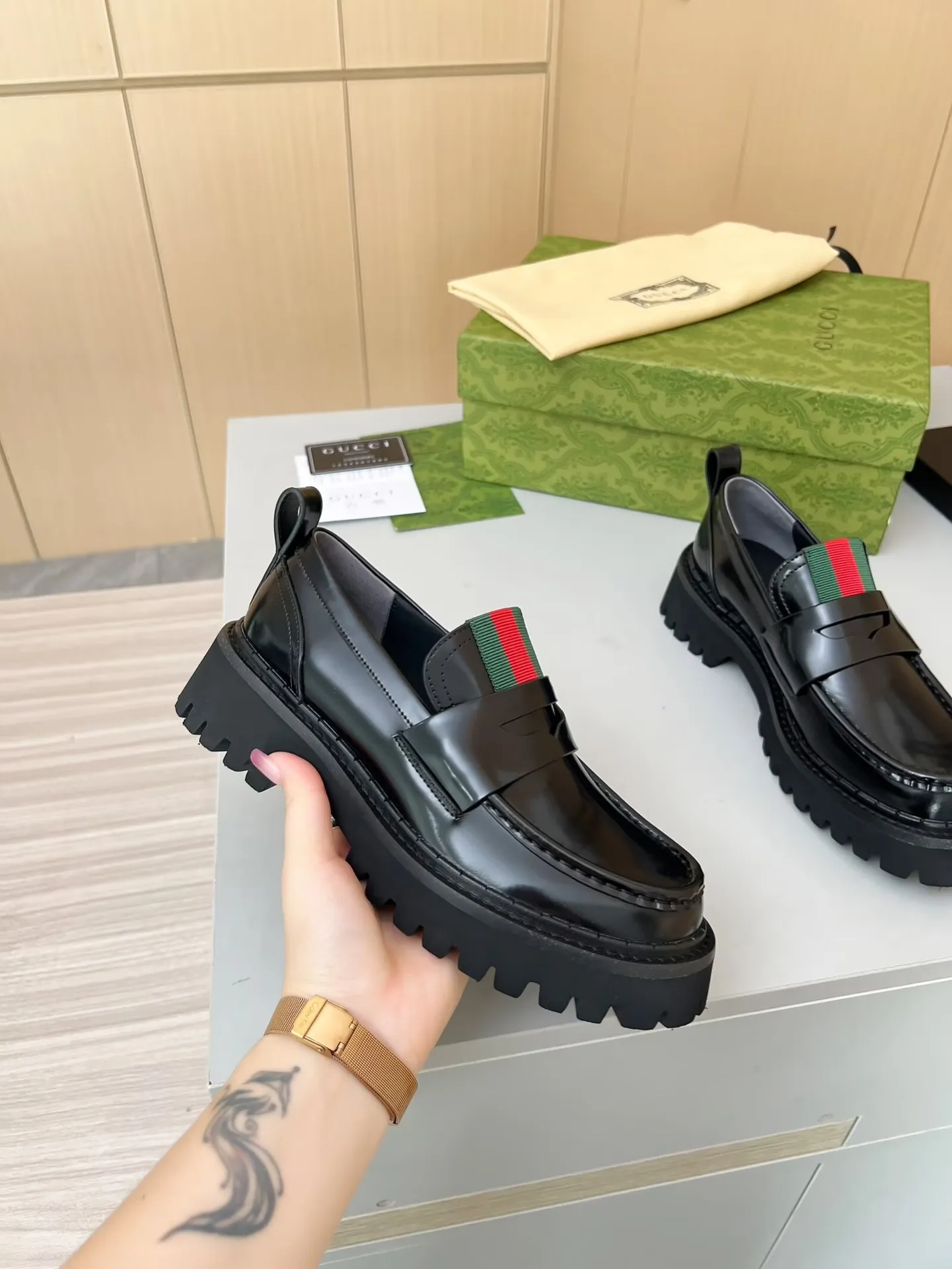 👟👟Ex-factory price 480👟👟 ✅The latest Gucci GUCCI loafers at the counter. They are mainly matched with various styles of trendy clothes to highlight their fashion. ✅ A must-have recommended➡️Especially easy to put on and take off. Fabric: cowhide, open edge beads. Inner/foot pads: cow lining. Color: black. Size: 34-41 (34, 41 need to be customized) Heel height: 5cm Outsole: Foam outsole material ✅ Comes with cloth bag card